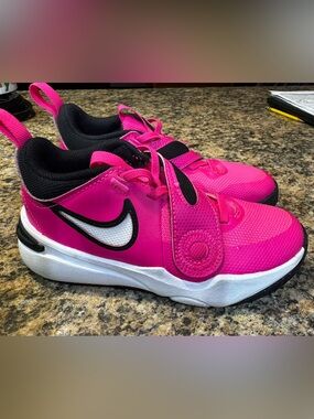 Nike Team Hustle D 11 Big Girls Kids' Basketball Shoes size 13 C Hot Pink Fierce